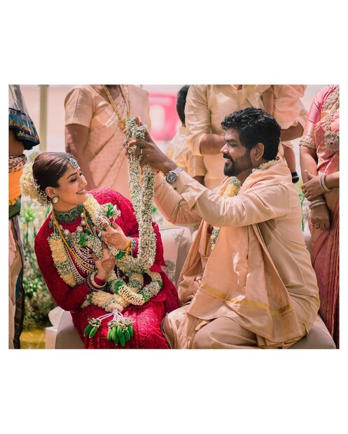 বিয়ের মণ্ডপে মালাবদলের সময় ঠাট্টার মেজাজে বিঘ্নেশ ও নয়নতারা