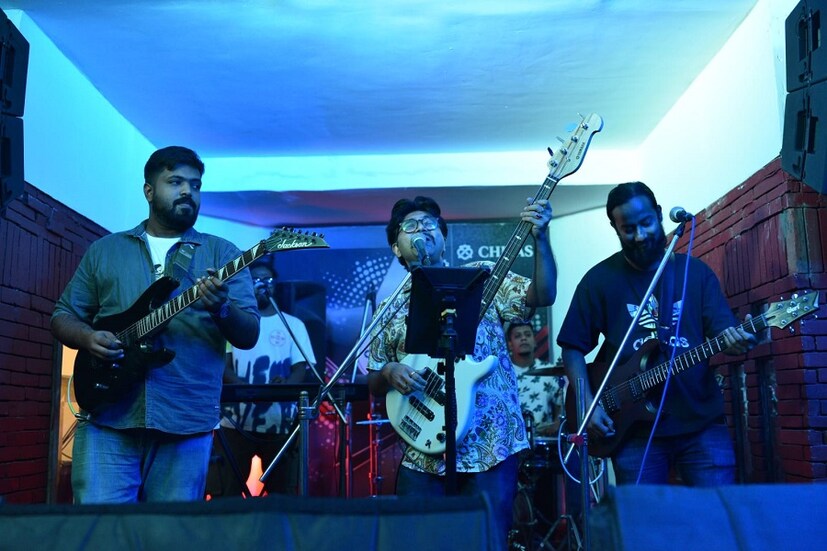 সেই কথা মাথায় রেখেই বিশ্ব সঙ্গীত দিবসে News@BanglaBands ও someplace Else আয়োজন করেছিল সঙ্গীত সন্ধ্যার। 