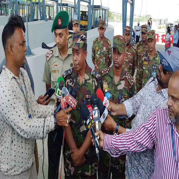 আর তাতে নানা সমস্যা তৈরি হওয়ার সম্ভাবনা বাড়ছে পদ্মা সেতুতে। ইতিমধ্যেই ছবি, সেলফি তুলতে গিয়ে পদ্মা সেতুতে দুর্ঘটনায় মৃত্যুর ঘটনাও ঘটেছে। তাই এবার আরও সতর্ক প্রশাসন। সাধারণ মানুষ যেন পদ্মা সেতুতে চলাচলের সময় নির্ধারিত আইন মেনে চলেন, তা নিশ্চিত করতে সোমবার থেকে অতিরিক্ত কড়াকড়ি আরোপ করেছে আইন-শৃঙ্খলা রক্ষাকারী বাহিনী।
