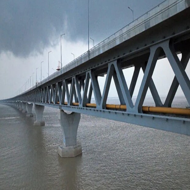 রেল পথ তৈরি হলে পদ্মা সেতুর উপর দিয়ে ঘণ্টা ৩০ কিলোমিটার গতিতে ট্রেন চলাচলের অনুমতি দেওয়ার পরিকল্পনা রয়েছে৷ ঝুঁকি এড়াতেই ট্রেনের গতি কম রাখার সিদ্ধান্ত নেওয়া হয়েছে৷ 