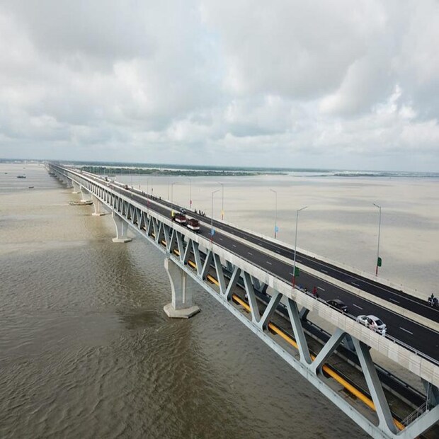 এ সময়ে মাওয়া প্রান্ত দিয়ে সেতুতে উঠেছে ৭ হাজার ৫৮৬টি যানবাহন। টোল আদায় হয়েছে ৯৮ লাখ ১৮ হাজার ৫০ টাকা। আর জাজিরা প্রান্ত থেকে যানবাহন উঠেছে ৭ হাজার ৬৮৮টি। টোল আদায় হয়েছে ৯৯ লাখ ৩৮ হাজার ৫৫০ টাকা।