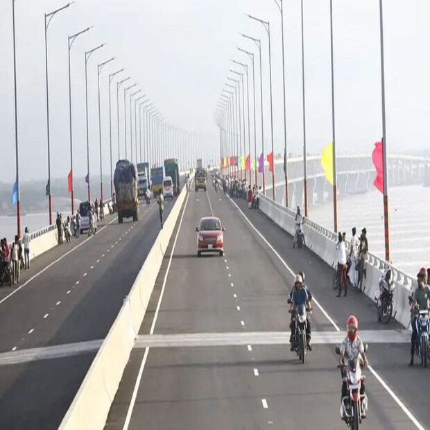 রবিবার সন্ধ্যায় পদ্মা সেতুর ওপর দুর্ঘটনার মুখে পড়ে দুই বাইক আরোহী। ঢাকা মেডিকেল কলেজ হাসপাতালে তাঁদের নিয়ে যাওয়া হলে তাদের মৃত ঘোষণা করা হয়।