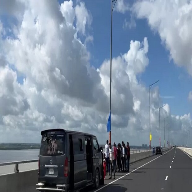 সেতু কর্তৃপক্ষের হিসাব অনুযায়ী আজ মঙ্গলবার সকাল ৬টা পর্যন্ত গত ২৪ ঘণ্টায় ১৫ হাজার ২৭৪টি যানবাহন পার হয়েছে এই সেতু। আর টোল আদায় হয়েছে ১ কোটি ৯৭ লাখ ৫৬ হাজার ৬০০ টাকা।