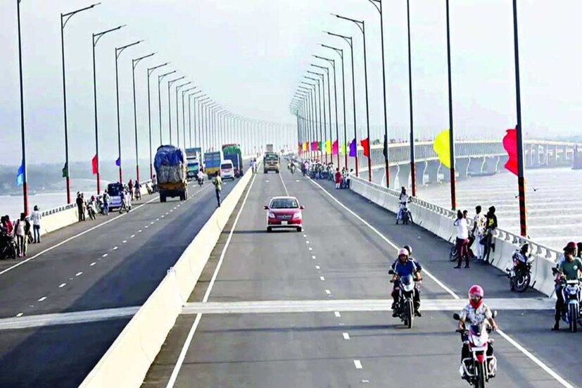 গত শনিবার প্রধানমন্ত্রী শেখ হাসিনা পদ্মা সেতু উদ্বোধন করেন পদ্মা সেতু। উদ্বোধনের দিন যানবাহন চলাচল বন্ধ ছিল। পরদিন রোববার সকাল ছয়টা থেকে যানবাহন চলাচল শুরু হয়। রোববার প্রথম ২৪ ঘণ্টায় ৬১ হাজার ৮৫৬টি যান চলে। গাড়ি পার হয়ে মোট টোল আদায় হয়েছিল ২ কোটি ৭৫ লাখ ১৩ হাজার ৬০০ টাকা।