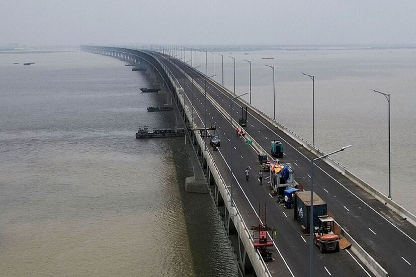 বাংলাদেশের গর্ব। বলা হচ্ছে, বাংলাদেশের প্রতীক হয়ে উঠতে পারে এটি। পদ্মা সেতু (Padma Setu)। যে সেতুকে ঘিরে বাংলাদেশের মানুষের এখন প্রবল উচ্ছ্বাস। আগামী ২৫ জুন এই সেতুর উদ্বোধন হতে চলেছে। উদ্বোধনী অনুষ্ঠানকে কেন্দ্র করে সারাদেশে এক উৎসবের পরিবেশ তৈরি হয়েছে।