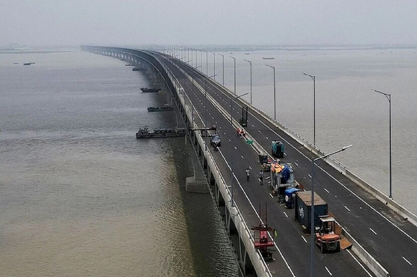 বাংলাদেশে এখন একটাই আলোচ্য বিষয়, পদ্মা সেতু (Padma Setu)। সেই সেতু নিয়ে যেমন বাংলাদেশের বাসিন্দাদের গর্বও আছে, তেমনি নানা বিতর্কও আছে। এবার পদ্মা সেতু নির্মাণ চুক্তি নিয়ে ‘দুর্নীতির মিথ্যা গল্প’ সৃষ্টির নেপথ্যের ষড়যন্ত্রকারীদের খুঁজে বের করতে কমিশন গঠনের নির্দেশ দিল হাইকোর্ট। 