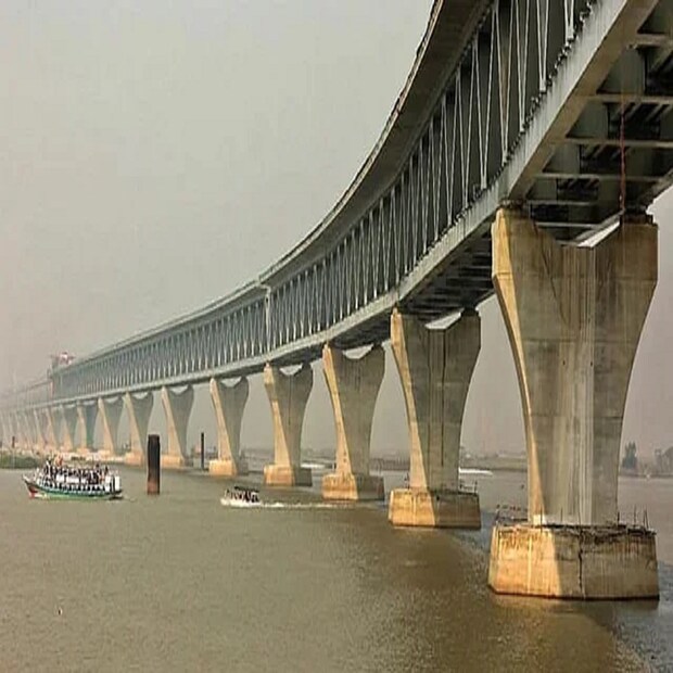 রুলে প্রকৃত ষড়যন্ত্রকারীদের খুঁজে বের করতে ‘ইনকোয়ারি অ্যাক্ট ১৯৫৬ (৩ ধারা)’ অনুসারে কমিশন গঠন এবং দোষীদের কেন বিচারের আওতায় আনতে কেন নির্দেশ দেওয়া হবে না, তা জানতে চেয়ে স্বতঃপ্রণোদিত রুল জারি করে হাইকোর্ট।  
