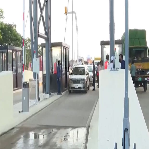 জানা গিয়েছে, ঘটনাটি বুধবার গভীর রাতের। আগে পাওয়া খবরের সূত্রে পদ্মা সেতুর নাওডোবা টোল প্লাজার সামনে আটকানো হয় কলকাতা থেকে যাওয়া বাসটিকে। ওই বাসেই ছিলেন বাংলাদেশের ভোলার চারফ্যাশন এলাকার বাসিন্দা জসিমউদ্দিন। তাঁর কাছ থেকেই উদ্ধার হয় প্রাচীন মূর্তি-সহ বেশ কিছু প্রত্নবস্তু।