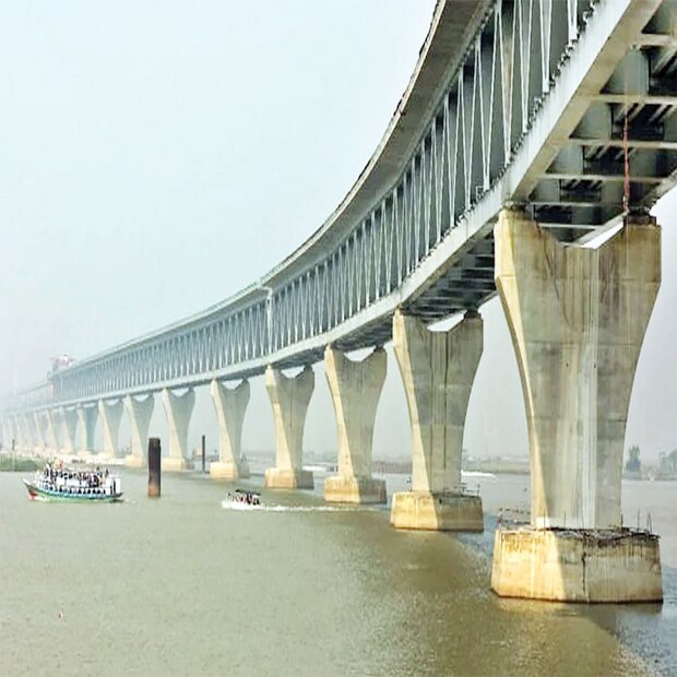 ২ হাজার ৭০০ হেক্টর ভূমি হুকুম দখলে খরচ ২ হাজার ৭০০ কোটি টাকা। ১২ কিলোমিটারে ৬ লেন সংযোগ সড়কে ব্যয় ১ হাজার ৯০৭ কোটি টাকা। কনসালট্যান্ট ফি, সেনা নিরাপত্তা, কনস্ট্রাকশন ইয়ার্ড ও অন্যান্য ব্যয় হয়েছে ২ হাজার ৫০০ কোটি টাকা। ৩ ডায়ামিটারের ১২২ মিটার লম্বা পাইপ, এটি ওয়ার্ল্ডের রেকর্ড। বিশ্বের কোথাও এমন ডায়ামিটারের লম্বা পাইপ কোথাও ব্যবহার করা হয়নি।
