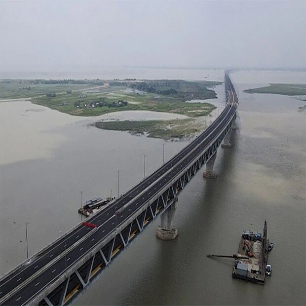 প্রসঙ্গত, বাংলাদেশের প্রধানমন্ত্রী শেখ হাসিনা নোবেল জয়ী অর্থনীতিবিদ মহম্মদ ইউনিসকে এই ষড়যন্ত্রের জন্য দায়ী করেছিলেন। যদিও মহম্মদ ইউনিস এই ধরনের অভিযোগ অস্বীকার করেছেন।