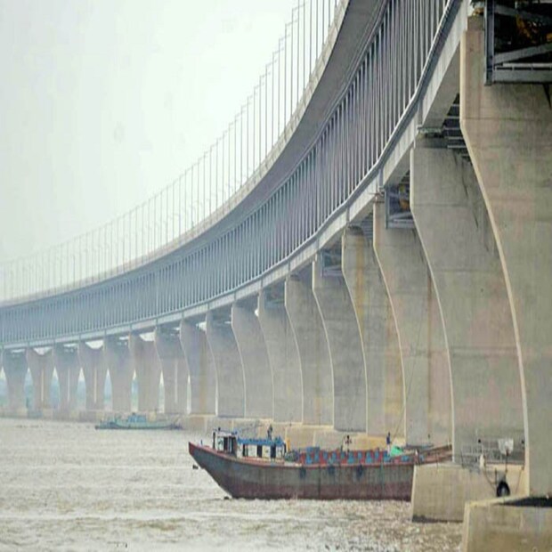 প্রাথমিক ভাবে পুলিশ জানতে পেরেছে, কলকাতা থেকে প্রাচীন ওই সমস্ত জিনিসপত্র নিয়ে ঢাকায় যাচ্ছিলেন জসিমউদ্দিন। তাঁর কাছে ওই সময় ছিল প্রায় একশো বছরের পুরনো বহুমূল্যের সিংহ মূর্তি। সেই সঙ্গে আরও বহু প্রত্নবস্তু।