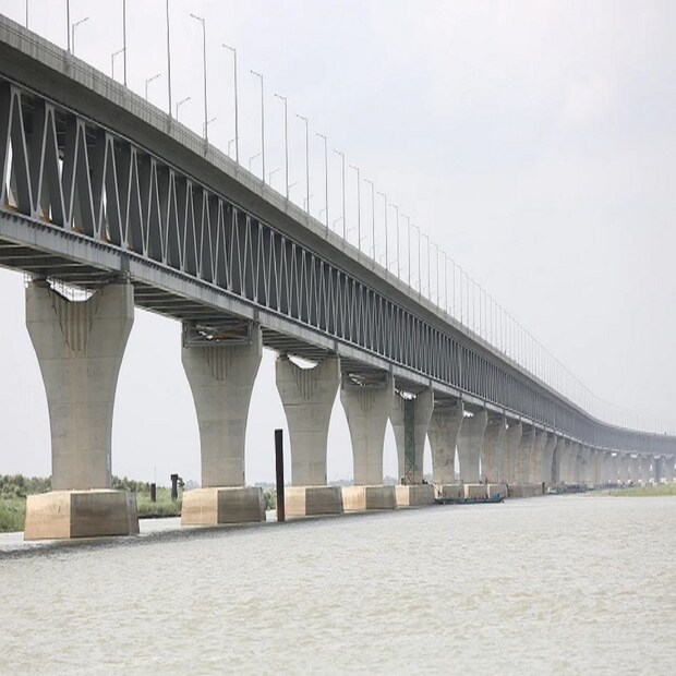 উল্লেখযোগ্য তথ্য হল, পৃথিবীর সবচেয়ে বড় হ্যামার পদ্মা সেতুতে ব্যবহার করা হয়েছে। যার ওজন ৩ হাজার ৫০০ টন। ৪ হাজার টন ওজনের ক্রেন এখানে ব্যবহার করা হয়েছে। ৯৬ হাজার কিলোনিউটন ভূমিকম্প পিয়ার ব্যবহার করা হয়েছে। ২৫ জুন উদ্বোধনের পর ২৬ জুন সকাল ৬টা থেকে পদ্মা সেতুতে যানবাহন চলবে।