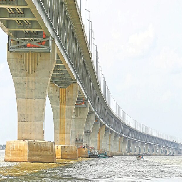 জনসাধারণের জন্য খুলে দেওয়ার তৃতীয় দিনে পদ্মা সেতুতে যানবাহন চলাচল স্বাভাবিক রয়েছে। মঙ্গলবার সকাল থেকে মাওয়া টোল প্লাজায় আসামাত্র টোল দিয়ে যানবাহন নিয়ে সেতু দিয়ে পদ্মা নদী পাড়ি দিচ্ছেন লোকজন। তবে সেতুতে মোটরসাইকেল পারাপার নিষিদ্ধ থাকায় এবং ফেরি না চলায় বিপাকে পড়েছেন মোটরসাইকেল আরোহীরা।