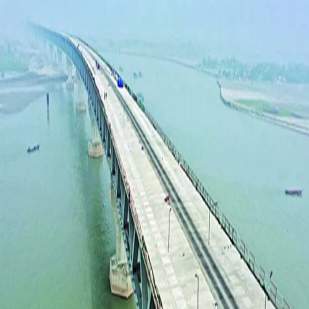 পদ্মা সেতুতে ল্যাম্পপোস্ট রয়েছে ৪১৫টি। এছাড়া দুপাড়ের সংযোগ সড়কে বসেছে ২০০টি ল্যাম্পপোস্ট। এরই মধ্যে পদ্মা সেতুর দুই প্রান্তে পল্লী বিদ্যুৎ থেকে ৮০ কিলোওয়াটসম্পন্ন বিদ্যুৎ সংযোগ দেয়া হয়েছে। সেতুর দুই প্রান্তের সাবস্টেশন থেকে এসব ল্যাম্পপোস্টে দেয়া হবে বিদ্যুৎ সংযোগ।