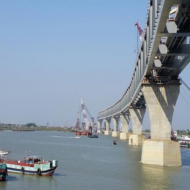 খরস্রোতা পদ্মা নদীর ওপর ৩০ হাজার ১৯৩ কোটি টাকা নিজস্ব অর্থে ২০১৪ সালে পদ্মা সেতুর নির্মাণ কাজ শুরু হয়। পদ্মা সেতু খুলে দেওয়ার দিন যতই এগিয়ে আসছে, সম্ভাবনা আর প্রত্যাশার নতুন দিকও উন্মোচিত হচ্ছে।