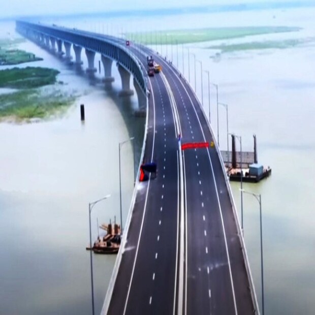 বাংলাদেশ সেতু কর্তৃপক্ষের তত্ত্বাবধায়ক প্রকৌশলী তোফাজ্জল হোসেন মঙ্গলবার স্থানীয় সংবাদমাধ্যমকে বলেন, সকাল থেকে খুব স্বাভাবিকভাবে যানবাহন চলাচল করছে, মোটরসাইকেল পারাপার বন্ধ রয়েছে।