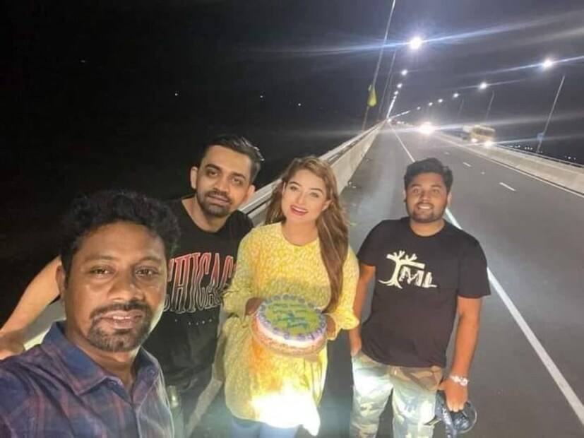 বুধবার রাতে জনপ্রিয় চিত্রনায়িকা অপু বিশ্বাসের মতোই পদ্মা সেতুতে ঘুরতে গেলেন শিরিন। সঙ্গী ছিলেন বেশ কিছু বন্ধু বান্ধব আর কাছের মানুষেরা। শুধু গেলেনই না। পদ্মা সেতুতে কেক কেটে উদযাপনও করলেন তাঁরা। ছুঁয়ে দেখলেন স্বপ্নকে।
