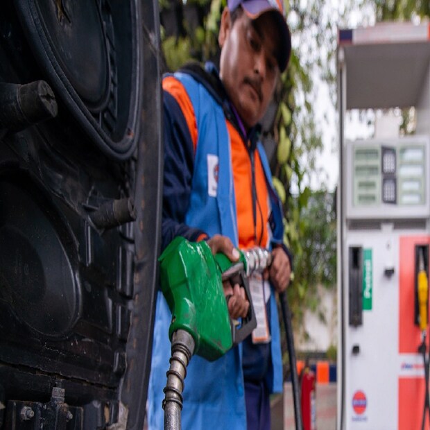 এর জন্য কেবল 92249 92249 নম্বরে এসএমএস পাঠাতে হবে ৷ RSP&lt;স্পেস&gt; পেট্রোল পাম্প ডিলারের কোড লিখে 92249 92249 নম্বরে পাঠাতে হবে ৷ দিল্লির বাসিন্দা পেট্রোল ও ডিজেলের দাম জানতে চাইলে RSP 102072 লিখে 92249 92249 নম্বরে পাঠাতে হবে ৷ প্রতিদিন সকাল ৬টায় দেশের সরকারি তেল সংস্থাগুলি পেট্রোল ও ডিজেলের দাম জারি করে থাকে ৷ পেট্রোল ও ডিজেলের দামের উপরে এক্সাইজ ডিউটি, ডিলার কমিশন ও অন্যান্য চার্জ যুক্ত করার পর প্রায় দ্বিগুণ দাম দিয়ে তেল কিনতে হয় উপভোক্তাদের ৷