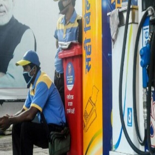 দেশের তিনটি অয়েল মার্কেটিং সংস্থা HPCL, BPCL ও IOC প্রতিদিন সকাল ৬টায় পেট্রোল ও ডিজেলের দাম জারি করে থাকে ৷ নতুন দাম ওয়েবসাইটের পাশাপাশি মোবাইল ফোনে এসএমএস-এর মাধ্যমেও চেক করতে পারবেন ৷
