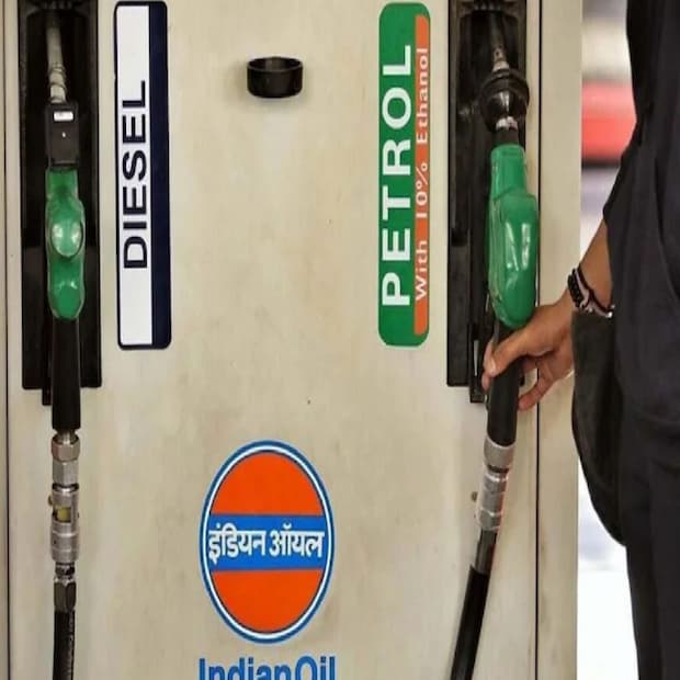 দেশের তিনটি অয়েল মার্কেটিং সংস্থা HPCL, BPCL ও IOC প্রতিদিন সকাল ৬টায় পেট্রোল ও ডিজেলের দাম জারি করে থাকে ৷ নতুন দাম ওয়েবসাইটের পাশাপাশি মোবাইল ফোনে এসএমএস-এর মাধ্যমেও চেক করতে পারবেন ৷
