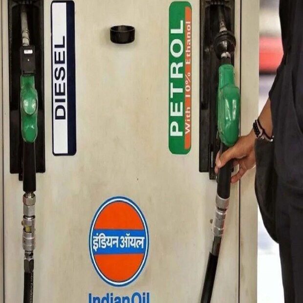 দেশের তিনটি অয়েল মার্কেটিং সংস্থা HPCL, BPCL ও IOC প্রতিদিন সকাল ৬টায় পেট্রোল ও ডিজেলের দাম জারি করে থাকে ৷ নতুন দাম ওয়েবসাইটের পাশাপাশি মোবাইল ফোনে এসএমএস-এর মাধ্যমেও চেক করতে পারবেন ৷