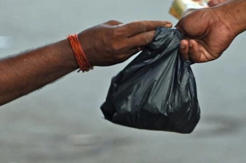 ২০২২ সালের মধ্যে ভারত থেকে ব্যবহারযোগ্য প্লাস্টিক নির্মূল করার লক্ষ্যে পরিবেশ, বন এবং জলবায়ু পরিবর্তন মন্ত্রক পয়লা জুলাই থেকে নির্দিষ্ট ধরনের প্লাস্টিক বা প্লাস্টিকজাত দ্রব্য ব্যবহারের উপর নিষেধাজ্ঞা ঘোষণা করেছে। এবার সেই বিষয়ে নিষেধাজ্ঞা জারি করল রাজ্য সরকারও। 