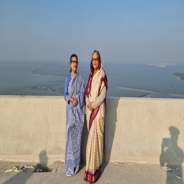 প্রধানমন্ত্রী তাঁর বক্তব্যে কবি সুকান্ত ভট্টাচার্যের কবিতা আবৃত্তি করেন। তিনি বলেন, “জ্বলে পুড়ে মরে ছারখার, তবু মাথা নোয়াবার নয়।” তিনি বলেন, “আমরা মাথা নোয়াইনি, আমরা মাথা নোয়াব না। জাতির পিতা আমাদের মাথা নোয়াতে শিখান নাই।” খালেদা জিয়াকে কটাক্ষ করে তিনি বলেন, “খালেদা জিয়া বলেছিলেন পদ্মা সেতু নির্মাণ করতে পারব না। খালেদা জিয়া আসুন, দেখে যান পদ্মা সেতু হয়েছে।”