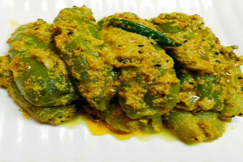 *ক্যালসিয়াম, পটাসিয়াম, ম্যাগনেসিয়াম, এবং আয়রনে ভরপুর এই পোস্ত। এ ছাড়াও এতে প্রচুর ফাইবার আর ফ্যাটি অ্যাসিড আছে। পোস্তয় প্রচুর ফাইবার। তাই কোষ্ঠকাঠিন্য দূর করে। শুকনো ভাতের সঙ্গে পোস্তবাটা খেলে কোষ্ঠকাঠিন্যে আরাম পাওয়া যায় বলে দাবি বিশেষজ্ঞদের। ফ্যাটি অ্যাসিড থাকায় রক্তে খারাপ কোলেস্টেরল কমায় পোস্ত। ফলে হার্ট থাকে মজবুত ও সুস্থ। হার্ট অ্যাটাক কমাতে রোজ ডায়েটে অল্প হলেও পোস্ত রাখতে হবে। তবে গরমকালে এর সম্পূর্ণ উপকার পেতে ৩ ভাবে খেতে হবে পোস্ত। সংগৃহীত ছবি। 