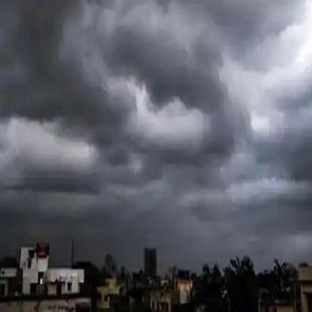 এদিন সকালে আবহাওয়া দফতরের পূর্বাভাসে বলা হয়েছে, কলকাতায় আকাশ মেঘলা থাকার সম্ভাবনা। পাশাপাশি কয়েক পশলা বজ্রবিদ্যুৎ-সহকারে বৃষ্টির সম্ভাবনা রয়েছে কোনও কোনো জায়গায়। সর্বোচ্চ ও সর্বনিম্ন তাপমাত্রা থাকতে পারে ৩২ ও ২৬ ডিগ্রি সেলসিয়াসের আশপাশে। এদিন কলকাতার সর্বনিম্ন তাপমাত্রা ২৬.৩ ডিগ্রি সেলসিয়াস। যা স্বাভাবিক। সোমবার এই তাপমাত্রা ছিল ২৫.১ ডিগ্রি সেলসিয়াস। এদিন সর্বোচ্চ আপেক্ষিক আর্দ্রতা ৯০%।