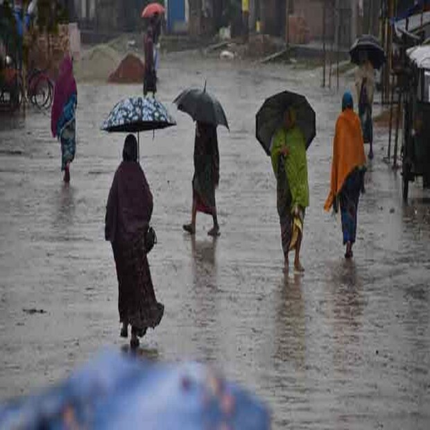 পরবর্তী ২৪ ঘণ্টা অর্থাৎ ১৩ জুন সোমবার সকালের মধ্যে দার্জিলিং, জলপাইগুড়ি, কালিম্পং, আলিপুরদুয়ার ও কোচবিহার জেলায় ভারী বৃষ্টির পূর্বাভাস দেওয়া হয়েছে। আগামী তিন দিন দিনের তাপমাত্রার বড় কোনও পরিবর্তন না হলেও পরের দুদিনে তাপমাত্রা ২-৩ ডিগ্রি সেলসিয়াসের মতো কমতে পারে।