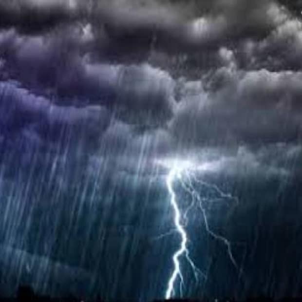 বাতাসে জলীয় বাষ্প বেশি থাকায় আর্দ্রতাজনিত অস্বস্তি কিছুটা হতে পারে। আজ, বুধবার সকালে সর্বনিম্ন তাপমাত্রা ২৮ ডিগ্রি সেলসিয়াস যা স্বাভাবিকের থেকে ১ ডিগ্রি সেলসিয়াসের ওপরে। বাতাসে আপেক্ষিক আর্দ্রতার পরিমাণ ৫৫ থেকে ৮৮ শতাংশ। গত ২৪ ঘণ্টায় বৃষ্টি হয়নি কলকাতা শহরে।