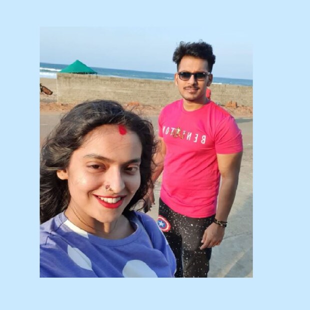 ভালবাসা ডট কম ধারাবাহিকে একসঙ্গে অভিনয় করতে করতে প্রেম হয় রাজা-মধুবনীর৷ সেখান থেকে বিয়ে৷ ২০২১-এ এপ্রিল মাসে মা হন মধুবনী৷ এখন ছেলের সঙ্গেই তাঁর সময় কাটে৷ রাজা যদিও কাজে ব্যস্ত৷ খড়কুটো সিরিয়ালে অভিনয় করেন তিনি৷ 