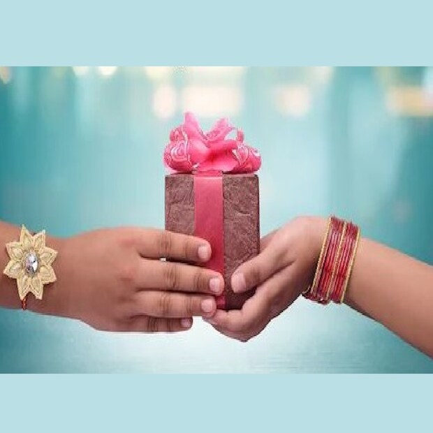 ৮. ইষ্ট দেবতাকে স্মরণ করে ডান হাতে রাখি বাঁধুন। এরফলে রাখির সুতোয় শক্তির সঞ্চার হবে।