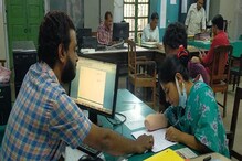 স্বামী কেটে নিয়েছে ডান হাত, 'বাঁ হাতে' সই করেই নার্সিং-এর কাজে যোগ রেণুর! স্বামী কেটে নিয়েছে ডান হাত, 'বাঁ হাতে' সই করেই নার্সিং-এর কাজে যোগ রেণুর!