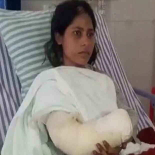 মুখ্যমন্ত্রীর ঘোষণা মতোই চাকরি পেয়েছেন রেনু খাতুন। হাসপাতাল থেকে বাড়ি ফিরে যাওয়ার আগেই লড়াইয়ের সাফল্য ধরা দিয়েছে তার হাতে। জেলাশাসকের হাত থেকে নিয়োগপত্র নেওয়ার সময় কিছুটা স্তব্ধ হয়ে গিয়েছিলেন রেনু। কি বলবেন, তার জন্য সম্ভবত ভাষা জ্ঞান হারিয়ে ফেলেছিলেন তিনি। তবে তার ভঙ্গিমায় খুব স্পষ্ট হয়েছে, লড়াইয়ের সাফল্যে তিনি দারুণ খুশি।