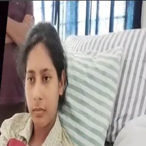 প্রসঙ্গত, রেনু খাতুন, হাত চলে যাওয়ার পরও সরকারি চাকরি করার ইচ্ছা প্রকাশ করেছিলেন। যে চাকরির জন্য তার হাত স্বামী হাত কেটে নিয়েছিলেন, সেই চাকরি করতে চেয়েছিলেন রেনু। বিষয়টিতে নজর দেওয়ার জন্য তিনি মুখ্যমন্ত্রীর কাছে আবেদন জানান সংবাদমাধ্যমে। তারপরেই মুখ্যমন্ত্রী জানান, সরকারি চাকরি দেওয়া হবে তাকে। যোগ্যতা অনুযায়ী অবস্থা বুঝে চাকরি দেওয়া হবে।
