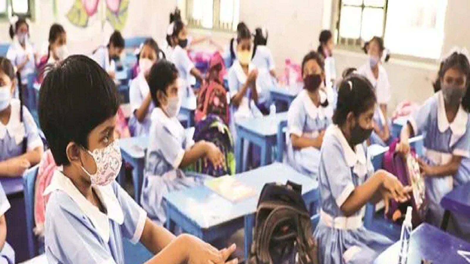 পাখিসব করে রব! দীর্ঘ ছুটির পরে আবার খুলল স্কুল, আবার কোলাকলে মুখর বড় বাড়িগুলো পাখিসব করে রব! দীর্ঘ ছুটির পরে আবার খুলল স্কুল, আবার কোলাকলে মুখর বড় বাড়িগুলো