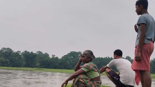 রাতভর বৃষ্টির জেরে ভাঙলো নদীর বাঁধ,জল ঢুকছে গ্রামে! আতঙ্কে বাসিন্দারা