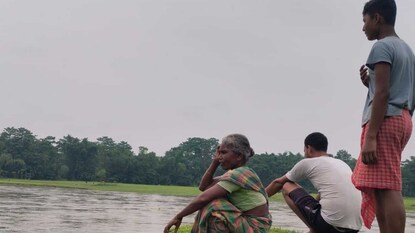 রাতভর বৃষ্টির জেরে ভাঙলো নদীর বাঁধ,জল ঢুকছে গ্রামে! আতঙ্কে বাসিন্দারা রাতভর বৃষ্টির জেরে ভাঙলো নদীর বাঁধ,জল ঢুকছে গ্রামে! আতঙ্কে বাসিন্দারা