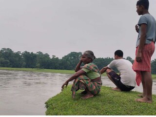 রাতভর বৃষ্টির জেরে ভাঙলো নদীর বাঁধ,জল ঢুকছে গ্রামে! আতঙ্কে বাসিন্দারা