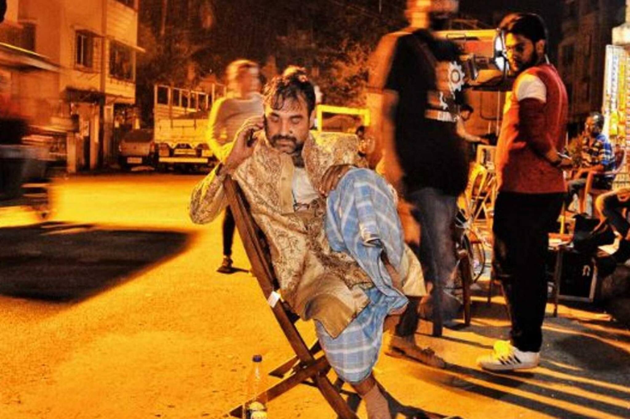 কলকাতার খোলা রাস্তায় বসে পঙ্কজ ত্রিপাঠী! ভ্যানিটি ভ্যান ছাড়াই সারলেন শ্যুটিং