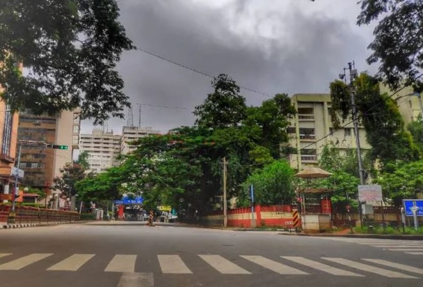 বেঙ্গালুরু- ভারতের অন্যতম প্রগতিশীল শহর এটি। সারা দেশের মানুষ এই শহরে কাজের জন্য আসেন। শহরে বেঙ্গালুরু কুইর ফিল্ম ফেস্টিভ্যালও হয় ২০০৮ সা থেকে। ফলে প্রাণ খুলে স্বাধীন ভাবে নিঃশ্বাস নিতে পারেন LGBTQ গোষ্ঠীর মানুষ। 