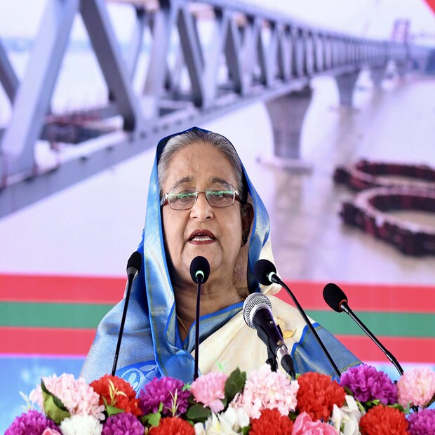 আগামিকাল অর্থাৎ রবিবার ভোর থেকে টোল দিয়ে সাধারণ যানবাহন চলাচল শুরু করবে সেতুর উপর। এই সেতু হেঁটে পার হওয়া যাবে না। কোন গাড়িকে কত টাকা টোল ট্যাক্স দিতে হবে তা স্পষ্ট করে জানিয়েছে বাংলাদেশের সরকার। ডিজিটাল পদ্ধতিতে টোল আদায় হবে বলে জানান আধিকারিকরা।