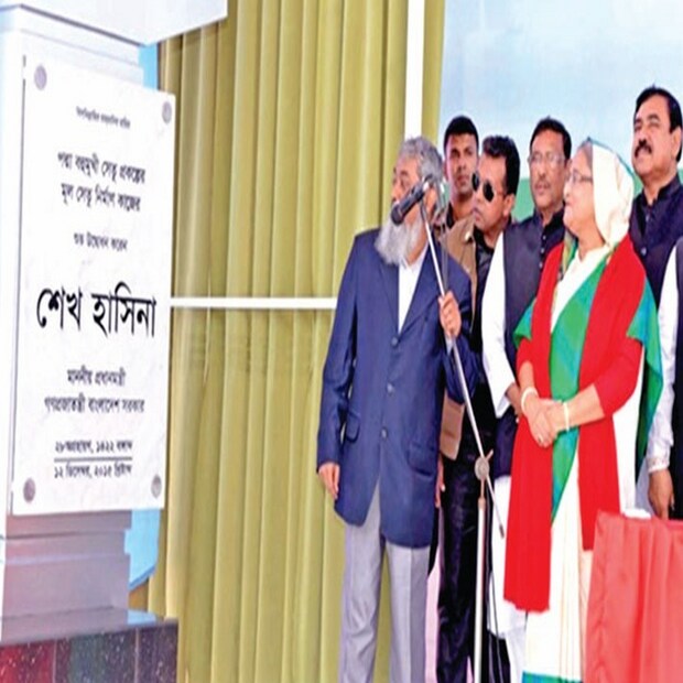 বাংলাদেশের সড়ক পরিবহন দফতর জানিয়েছে, পদ্মা সেতু পার হওয়ার জন্য মোটরসাইকেলে ১০০ টাকা, গাড়ি বা জিপের ক্ষেত্রে ৭৫০ টাকা, পিক-আপ ভ্যানের ক্ষেত্রে ১২০০ টাকা, মাইক্রোবাসের ১৩০০ টাকা, মিনিবাসের ১৪০০ টাকা, মাঝারি মাপের বাসের দু’হাজার টাকা, বড় বাসের জন্য ২৪০০ টাকা টোল লাগবে। এছাড়াও পাঁচ টন পর্যন্ত ট্রাকের ১৬০০ টাকা এবং পাঁচ থেকে আট টনের ক্ষেত্রে ২১০০ টাকা, আট থেকে এগারো টন ট্রাকের জন্য ২৮০০ টাকা টোল লাগবে। চার এক্সেল ট্রলারের ছয় হাজার টাকা এবং এর বেশি মাপের ট্রলারের ক্ষেত্রে প্রতি এক্সেলে ১৫০০ টাকা করে টোল লাগবে।