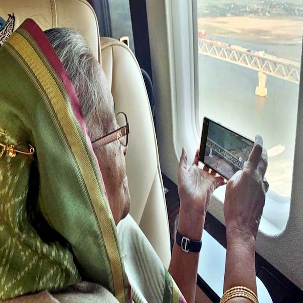 বাংলাদেশের প্রধানমন্ত্রী শেখ হাসিনা এদিন জানান, পদ্মা সেতু কেবল সেতু নয়। এর ৪২টি স্তম্ভ “স্পর্ধিত বাংলাদেশের প্রতিচ্ছবি”। পদ্মা সেতুর উদ্বোধনী অনুষ্ঠানে সেতু নির্মাণে সাহস জোগানো বাংলাদেশের জনগণকে স্যালুট জানিয়ে প্রধানমন্ত্রী শেখ হাসিনা বলেন, “২০৪১ সালের মধ্যে বাংলাদেশ উন্নত দেশের মর্যাদা পাবে। এই সেতু শুধু ইট-সিমেন্ট-স্টিল-লোহার কংক্রিটের একটি পরিকাঠামো নয়। এই সেতু আমাদের অহঙ্কার, আমাদের গর্ব, আমাদের সক্ষমতা, আর মর্যাদার প্রতীক। এই সেতু বাংলাদেশের জনগণের। এর সঙ্গে জড়িয়ে আছে আমাদের আবেগ, আমাদের সৃজনশীলতা, আমাদের সাহসিকতা, সহনশীলতা আর জেদ।”