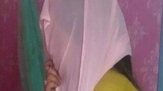 কী বলছেন ওই মহিলা?