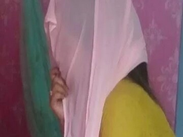 কী বলছেন ওই মহিলা?