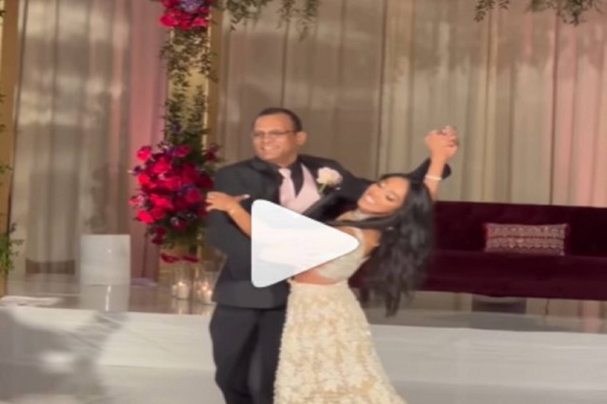 'সাকি সাকি' গানে বিয়ের মঞ্চে বাবা-মেয়ের তুমুল নাচ! কী করলেন জামাই? ভাইরাল ভিডিও