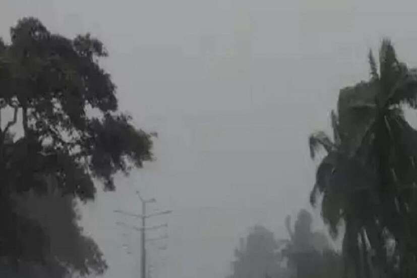 কলকাতায় এই সপ্তাহ জুড়ে মাঝে-মাঝে কয়েকপশলা বৃষ্টি হলেও মোটের উপর গরম ও ভ্যাপসা, আর্দ্র আবহাওয়াই বজায় থেকেছে। তার মধ্যে বর্ষা এলে কিছুটা স্বস্তি পাবেন সাধারণ মানুষ। 