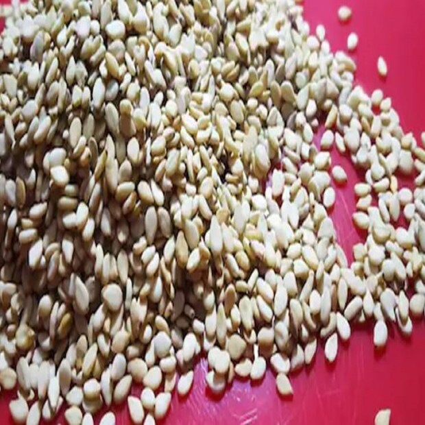 ধর্মীয় বিশ্বাস অনুযায়ী, কালো এবং সাদা তিল ভগবান বিষ্ণুর দেহ থেকে উদ্ভূত হয়েছে। যখনই ভগবান বিষ্ণুর পুজোর উদ্দ্যেশে প্রদীপ জ্বালানো হবে, তাতে অবশ্যই কিছু তিল রাখুন৷ এতে উপকার পাবেন।